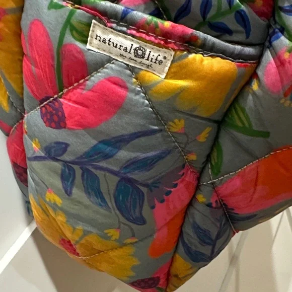 NATURAL LIFE Colorful Floral Quilted reversible Tote with side pockets - Picture 4 of 6